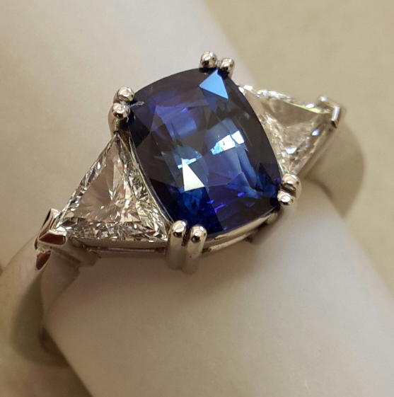 8,4 ct Blue sapphire and diamond ring important ring